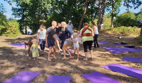 Familie-yoga i naturen.